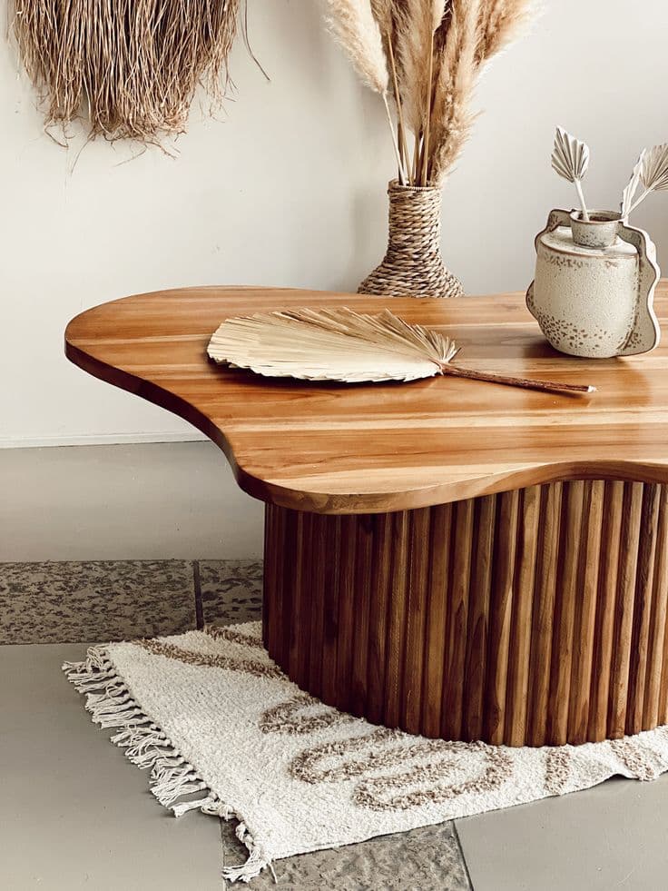Table basse en bois dans un séjour, illustrant les visites d'appartement