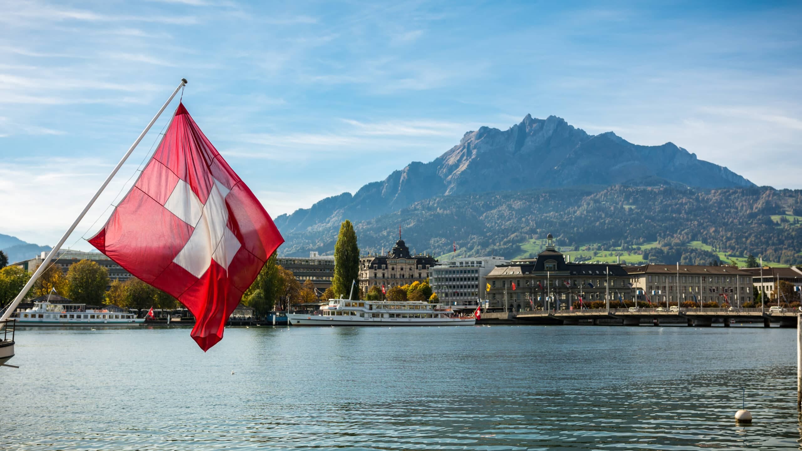 Drapeau suisse au bord du lac Léman à Genève